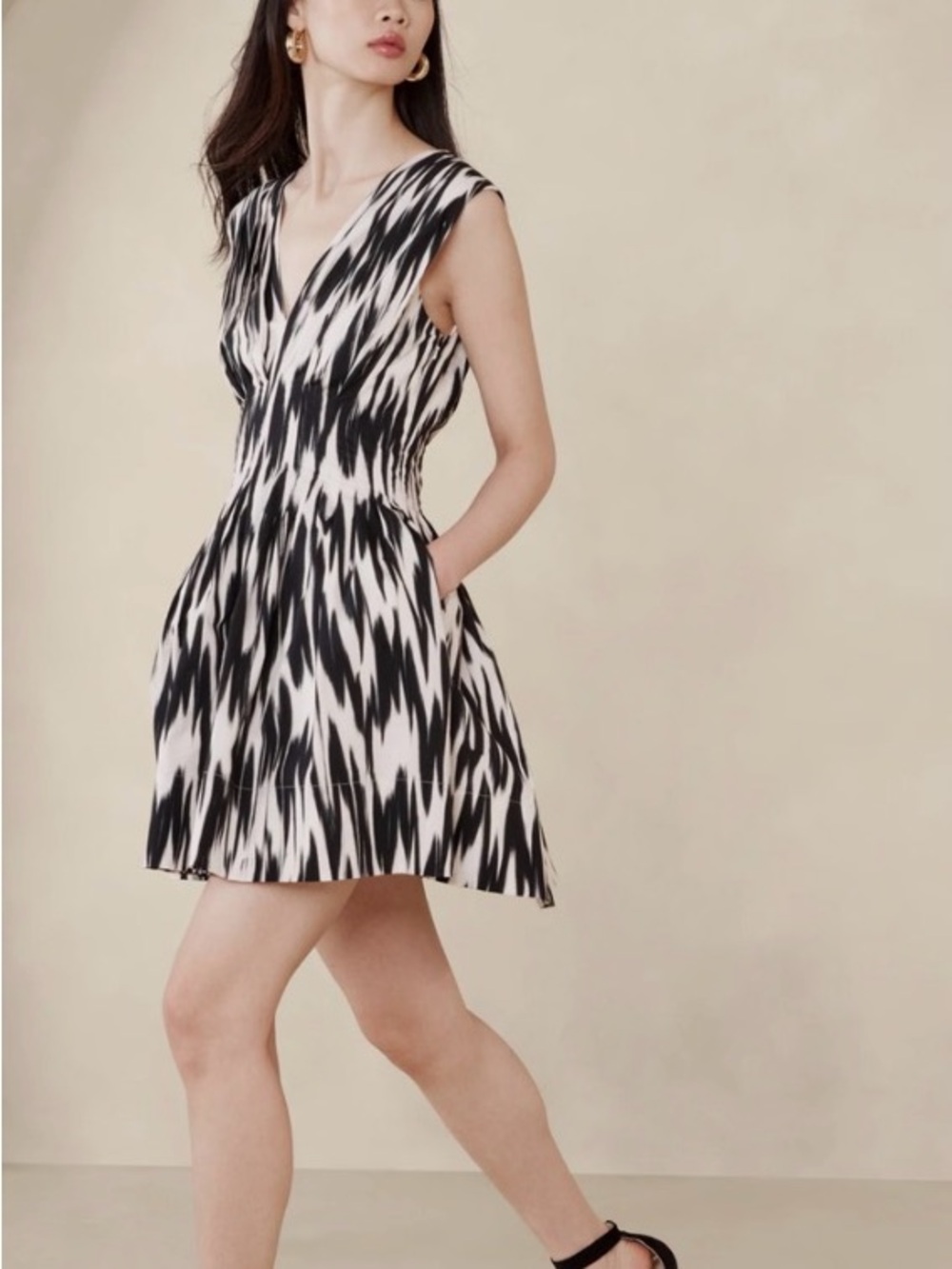 Banana Republic Black & White V-Neck Printed Mini Dress